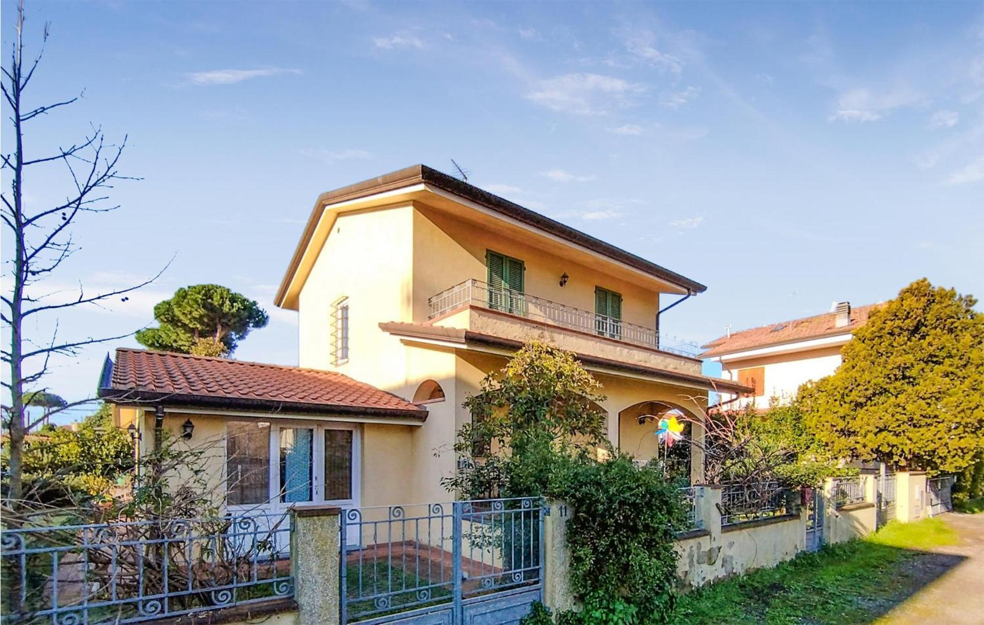 4 Bedroom Cozy In Holiday home